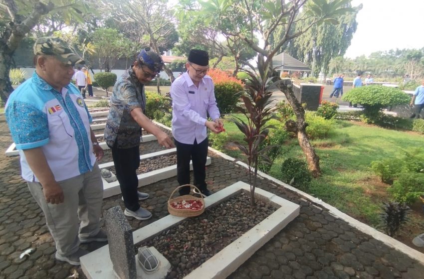 Jelang Waisak 2568 BE, Umat Buddha Bekasi Gelar Karya Bakti di Taman Pahlawan